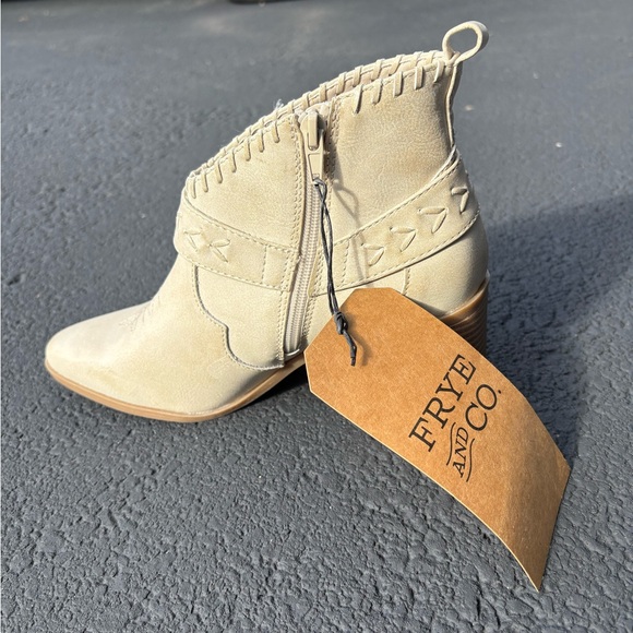 New with tags Frye Women's Cream Ankle Booties. Size 7.5 wide - Picture 4 of 8